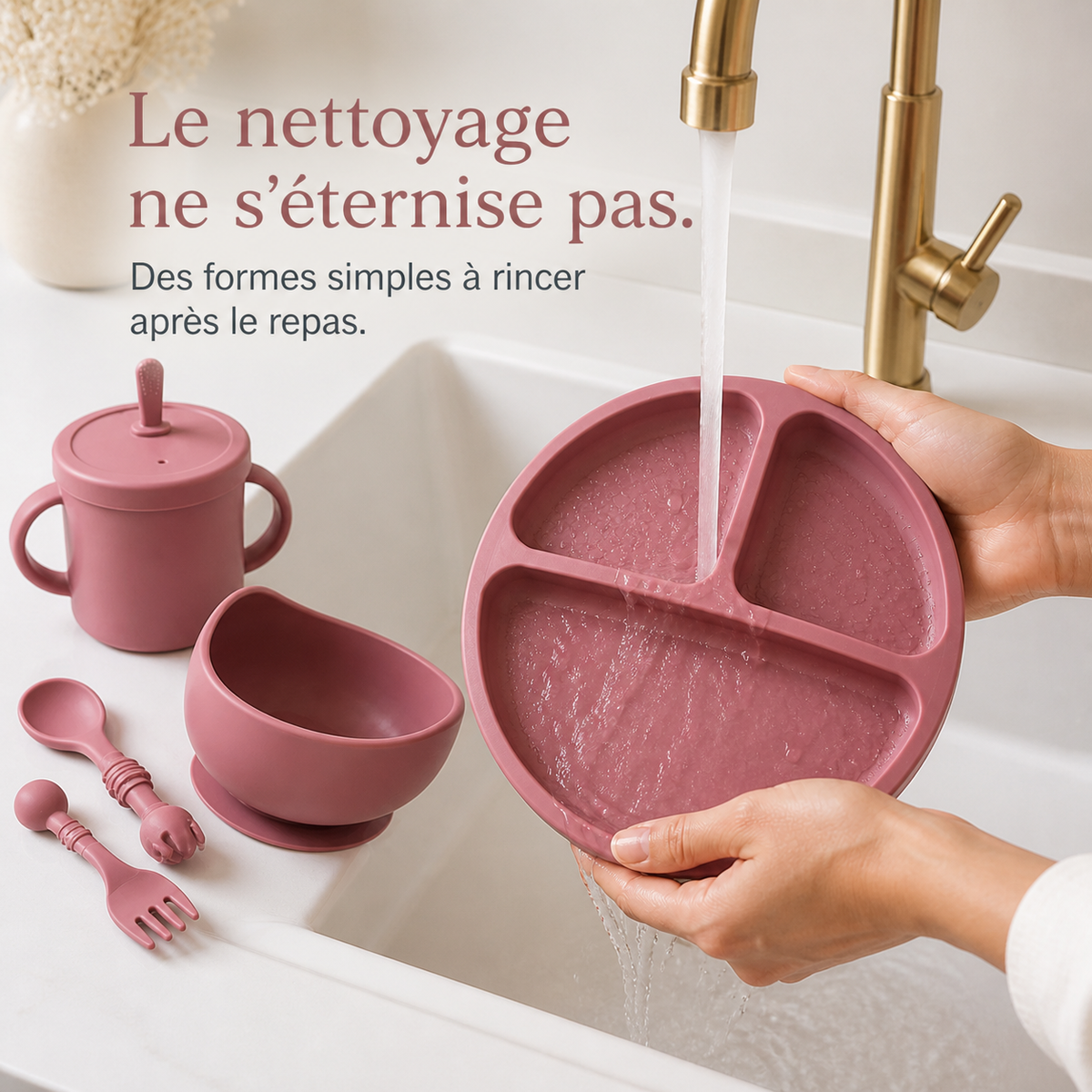 Plateau amovible d'une chaise haute NIDOMEA pendant le nettoyage