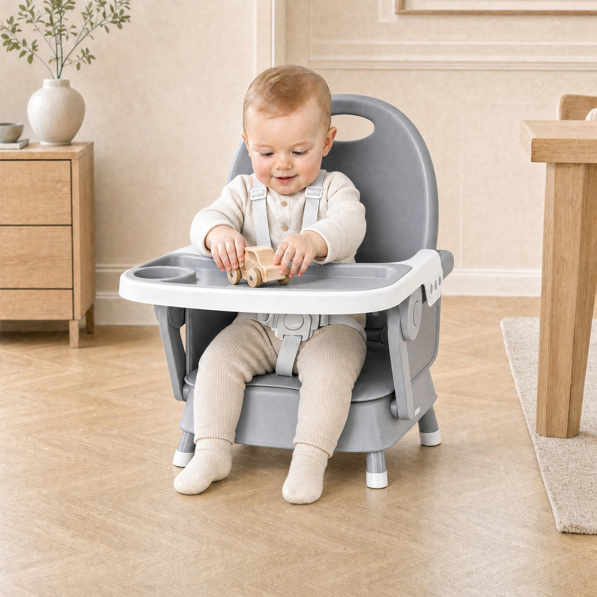 Chaise haute évolutive NIDOMEA en position basse, l'enfant pieds au sol à hauteur de table