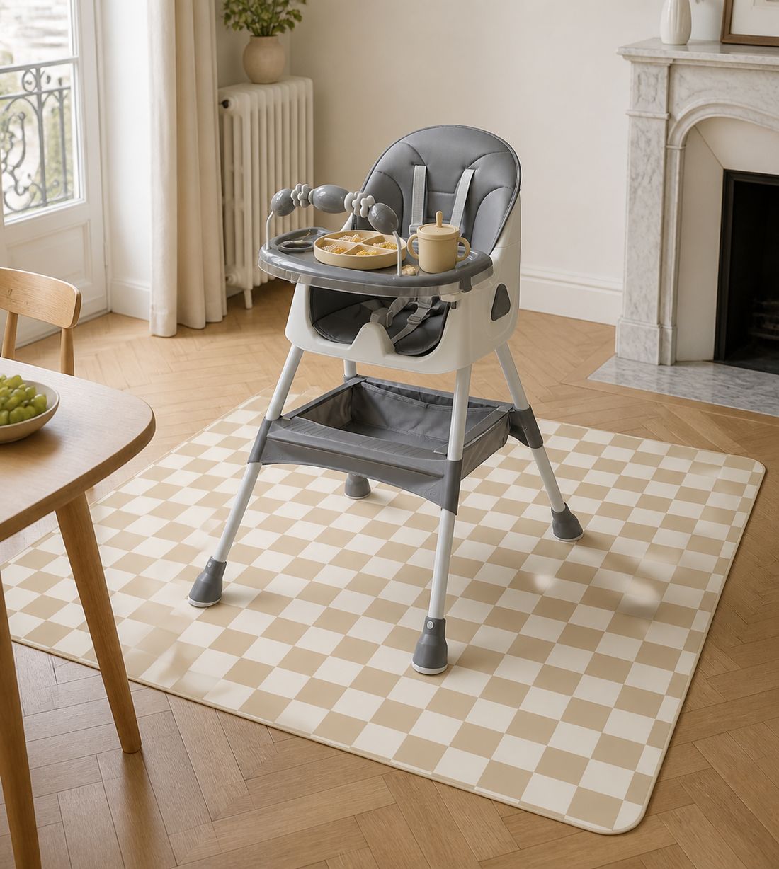 Chaise haute NIDOMEA grise posée sur un tapis de repas damier beige protégeant le parquet