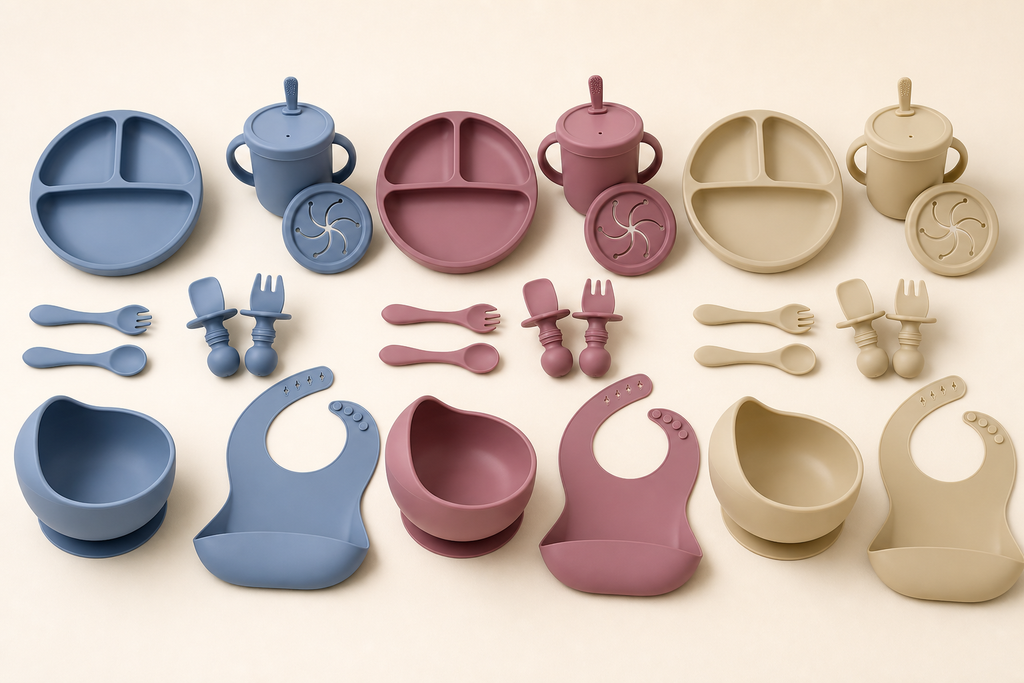 Les trois coloris du coffret repas : rose poudré, bleu ciel et beige