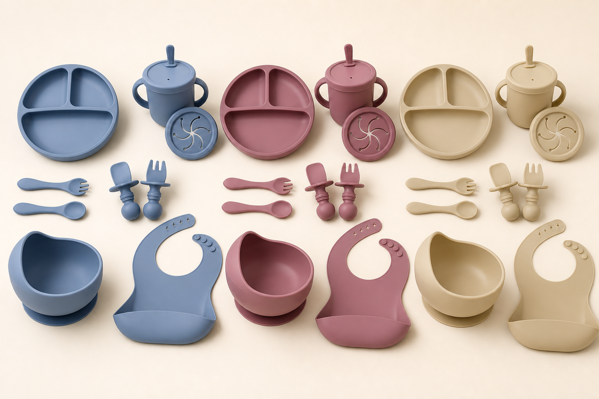 Les trois coloris du coffret repas : rose poudré, bleu ciel et beige