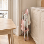 Chaise haute pliable E500 rose poudré pliée dans un espace réduit