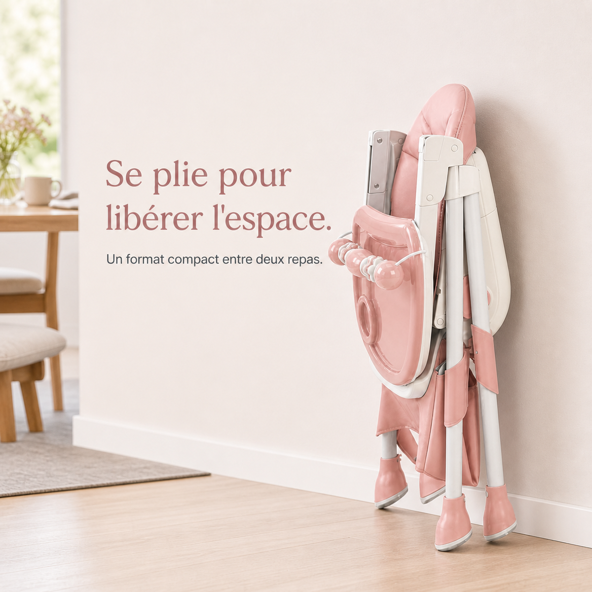 Chaise haute pliable E500 rose poudré pliée et rangée debout contre un mur