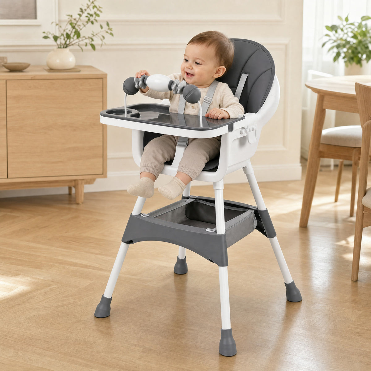 Chaise haute évolutive Confort gris, avec son arche d’éveil en place