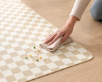 Entretien du tapis damier beige : un coup d’éponge suffit