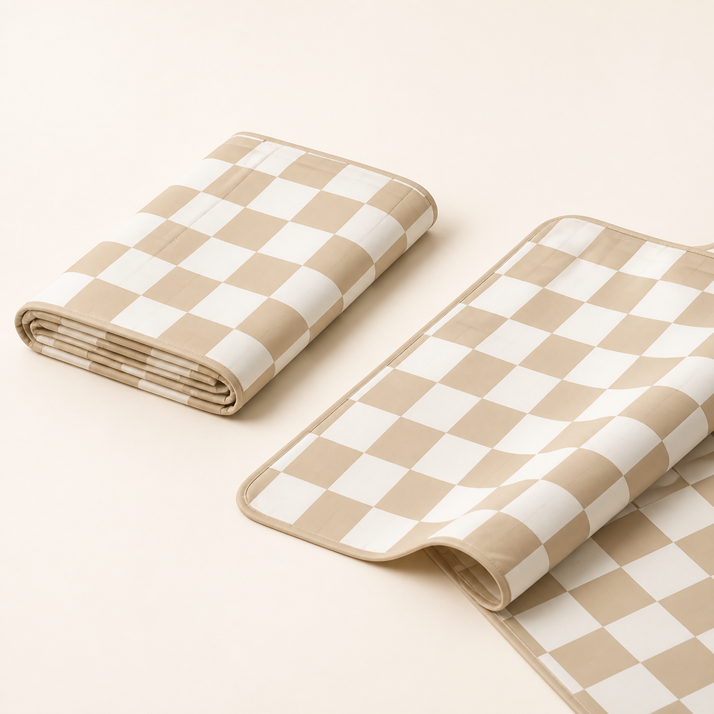 Tapis damier beige replié pour le rangement
